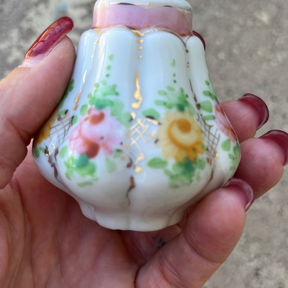 Excellent condition vintage salt and pepper shakers - Picture 3 of 8